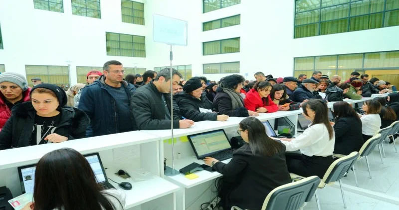 Xəstəxana qarşısında növbələr: Bu problemi necə həll etmək olar? Ekspert
