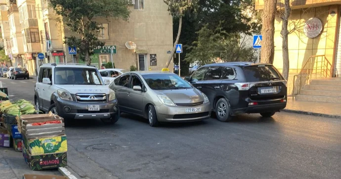 Badamdarda düzgün parklanma etməyən sürücülər hərəkəti çətinləşdirir: 6 ildir vəziyyət belədir FOTO