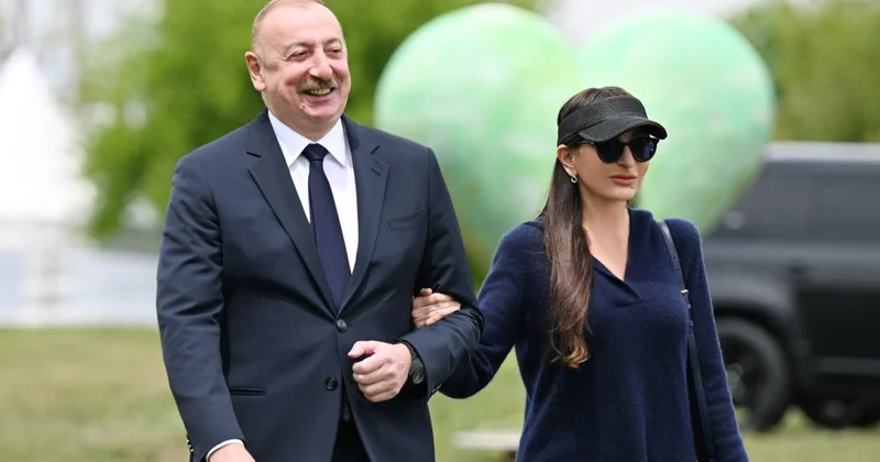 İlham Əliyev və birinci xanım İssık Kul gölünün sahilindəki açılışda