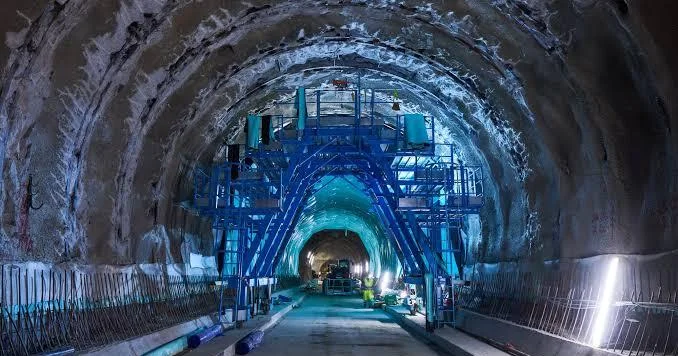64 kilometrlik nəhəng tuneldə tarixi an yaşandı