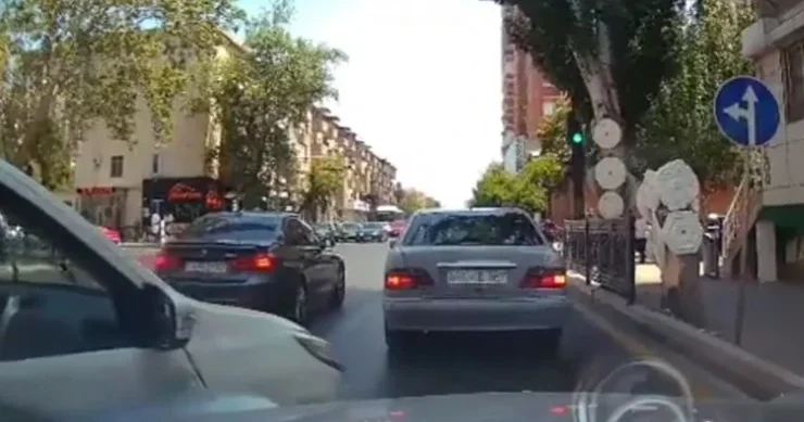 Qırmızı da keçən avtomobil zəncirvari qəza törətdi VİDEO