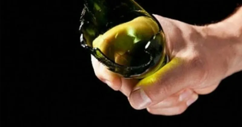 Kafedə pivə içib dalaşdılar: Şüşə parçası ilə tanışını yaraladı