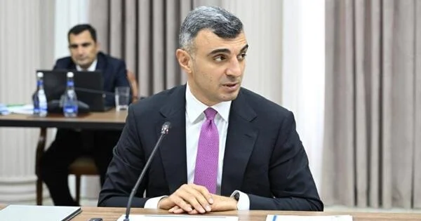Dolları daha çox fiziki şəxslər satır Baş bankir
