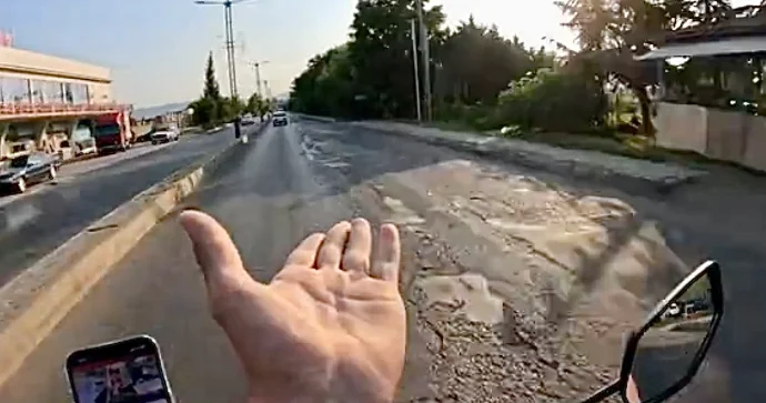 Bu qəsəbədəki yol sürücünü özündən çıxardı: “10 ildir asfalt vurulmur” VİDEO