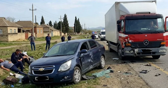 Azərbaycanda AĞIR QƏZA: Yük maşınının vurduğu avtomobil piyadalara çırpıldı Ölənlər var