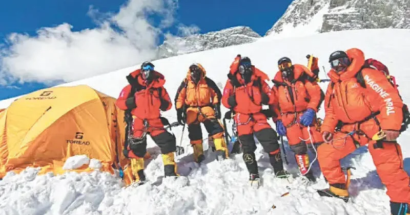 Pakistanda qar uçqunu nəticəsində 10 alpinist itkin düşüb