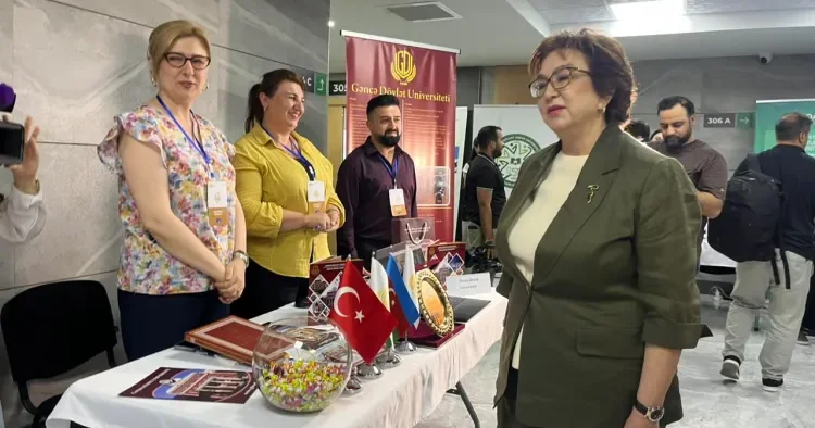 Məleykə Abbaszadə DİM dəki universitet sərgisində FOTOLAR