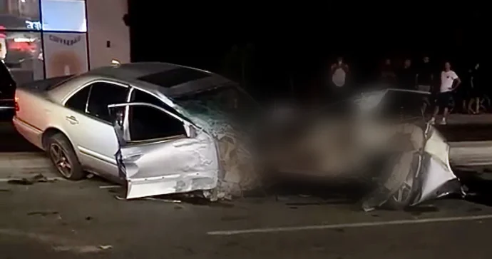 Mərdəkanda dirəyə çırpılan “Mercedes” tanınmaz vəziyyətə düşdü VİDEO