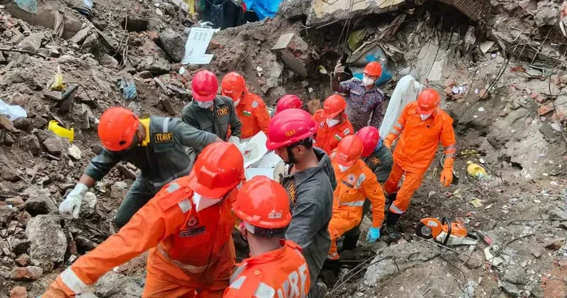 Mumbayda binanın çökməsi nəticəsində ölənlərin sayı 9 a çatıb