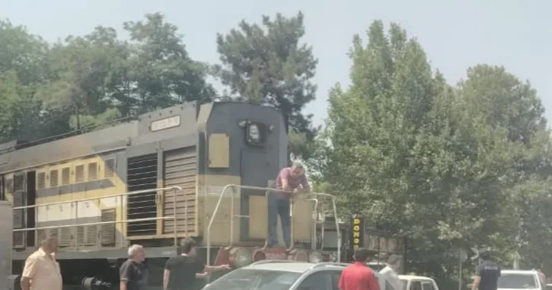 Gəncədə teplavoz avtomobilə çırpılıb FOTO