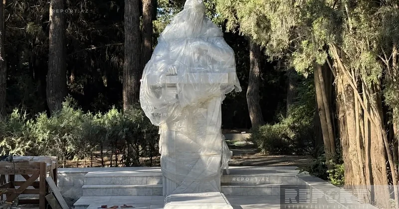 Xalq yazıçısı Elçinin Fəxri xiyabandakı qəbirüstü abidəsi hazırdır