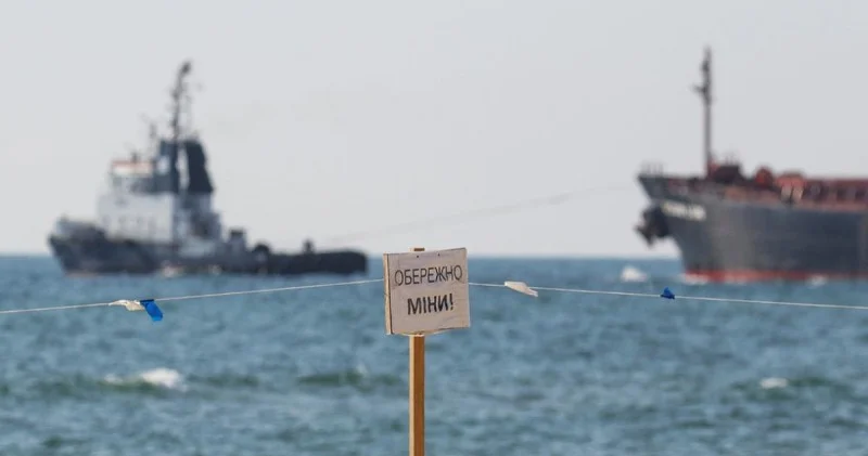 Qara dənizdə yük gəmisi minaya düşdü