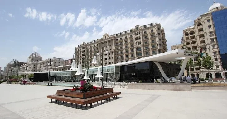 Невозможно пройти: жалобы на ресторан в центре Баку