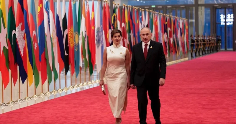 Paşinyan və xanımı Çin lideri ilə görüşə Azərbaycan musiqisinin sədaları altında gəldilər VİDEO