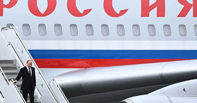 Putinin təyyarəsi Tiencin şəhərinə endi