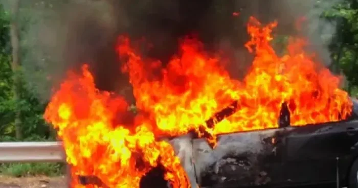 İşıq dirəyinə çırpılan Toyota yandı