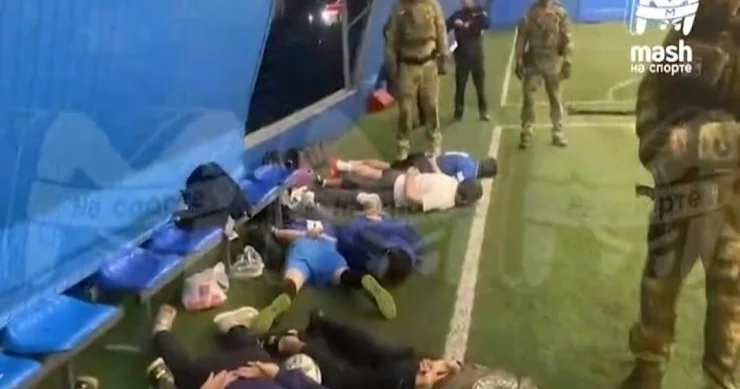 20 yaxın futbolçu meydançada həbs olundu VİDEO