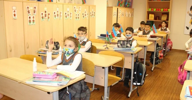 Məktəblər açılır, virus təhlükəsi artır: uşaqları necə qoruyaq?