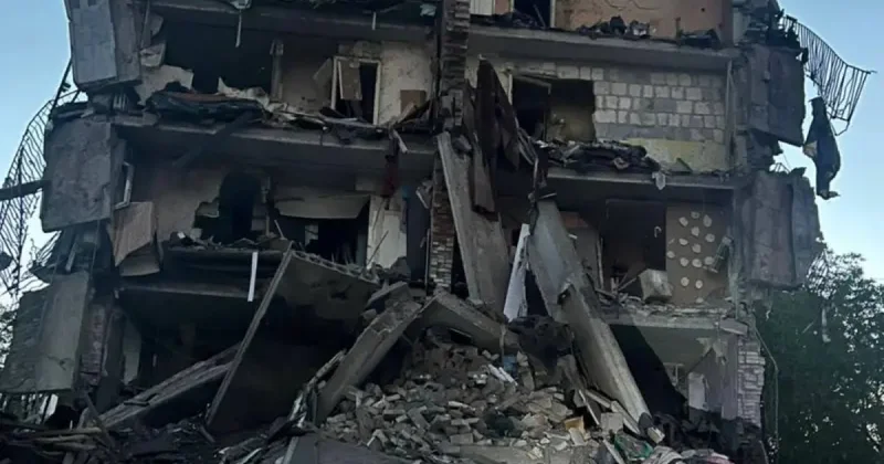Удар по Славянску: разрушен подъезд дома, ранены четыре человека