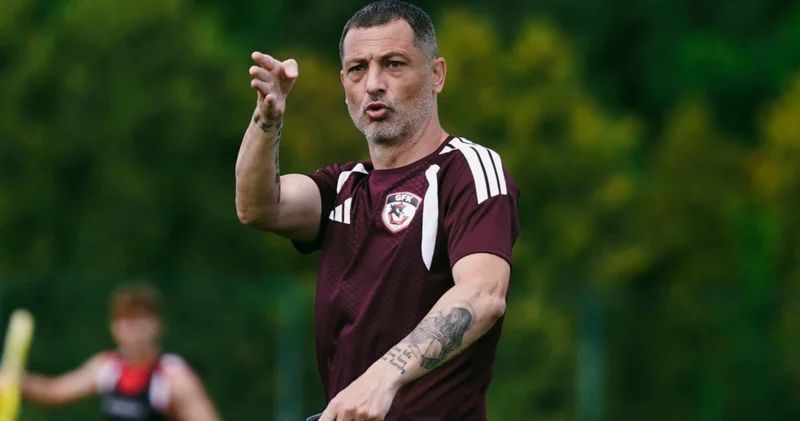 Super Liqada mövsümün ilk məşqçi ayrılığı Mirel Redoyla yollar ayrıldı