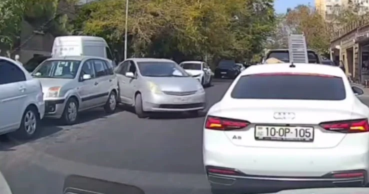 “Prius” manevr edərkən qəza törətdi, heç nə olmamış kimi yoluna davam etdi VİDEO