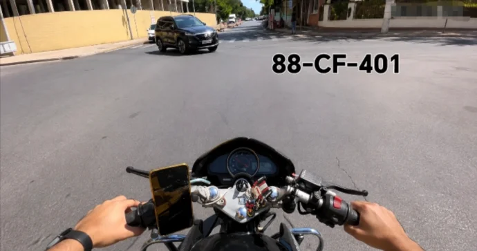 Motosikletçi qəzanın bir addımlığından döndü Bakıda təhlükəli anlar VİDEO