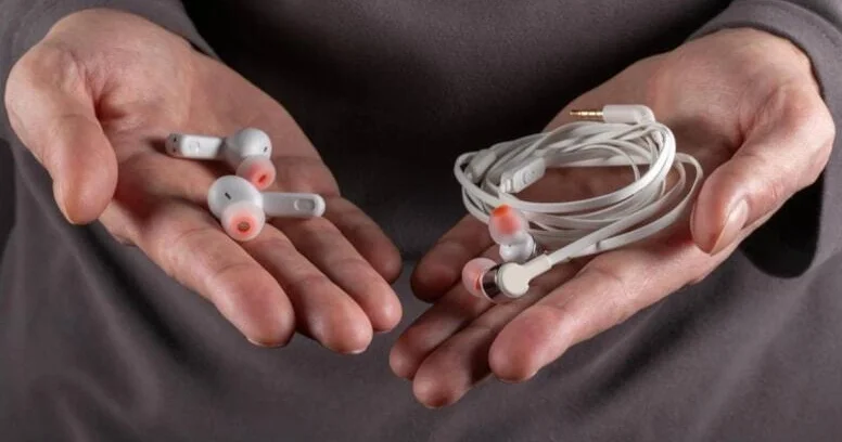 İnsanlar yenidən kabel qulaqlıqlara qayıdır: Səbəbi nədir?
