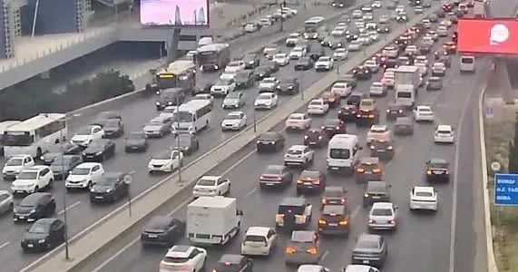 DİQQƏT! Bu yollarda tıxac var SİYAHI