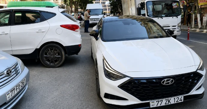 İkinci cərgədə dayanan sürücü parkinqdən çıxan maşınların yolunu kəsdi VİDEO