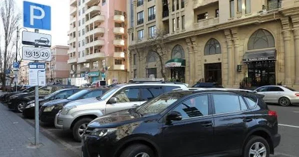 Sürücülərin dərdi var: Bakıda avtomobil saxlamaq PROBLEMİ