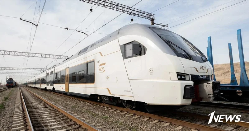 В Азербайджане разбили окно вагона во время движения поезда ФОТО