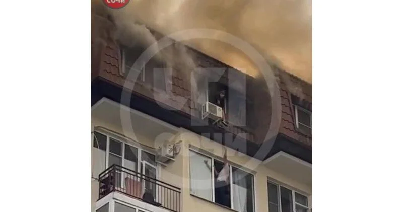 В Сочи человек залез на кондиционер, спасаясь от пожара ВИДЕО
