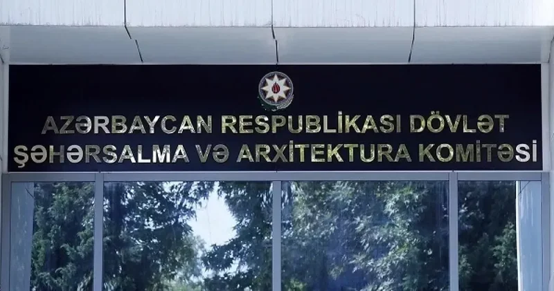 В Баку пресекли незаконный захват тротуара Лестница к объекту / ФОТО