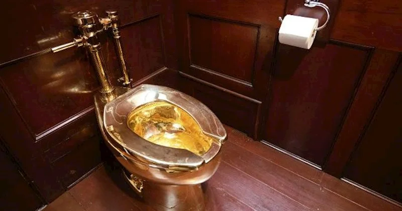 Kattelanın “Qızıl tualeti” 10 milyon dollara hərraca çıxarılır