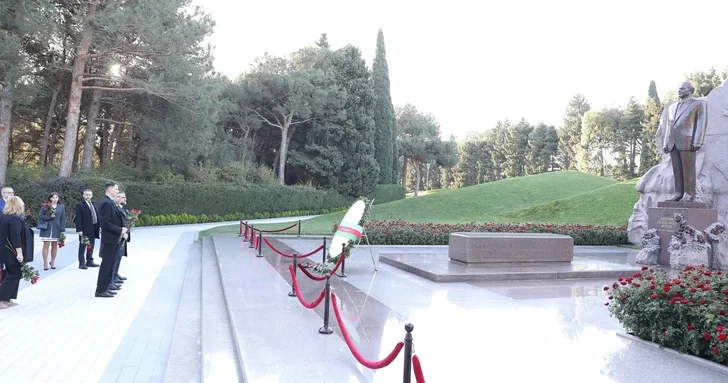 Министр здравоохранения Украины посетил Аллею почётного захоронения, Аллею шехидов и Парк Победы