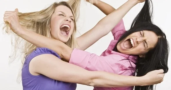 Bakıda DAVA Azərbaycanlı və iranlı qadınlar türkiyəli kişi üstündə əlbəyaxa oldu