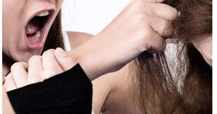 Qubada qadın həmcinsinə xəsarət yetirdi