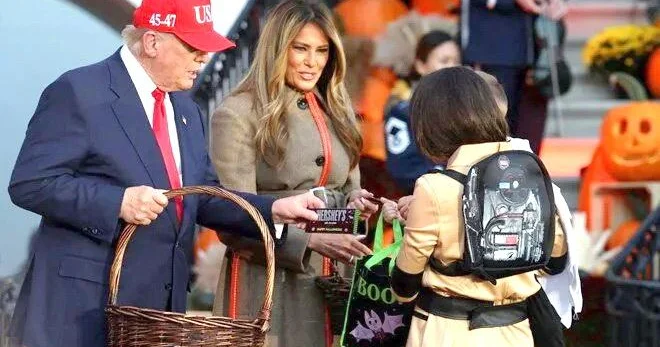 Tramp Cadılar Bayramını qeyd etdi, hədiyyələr payladı