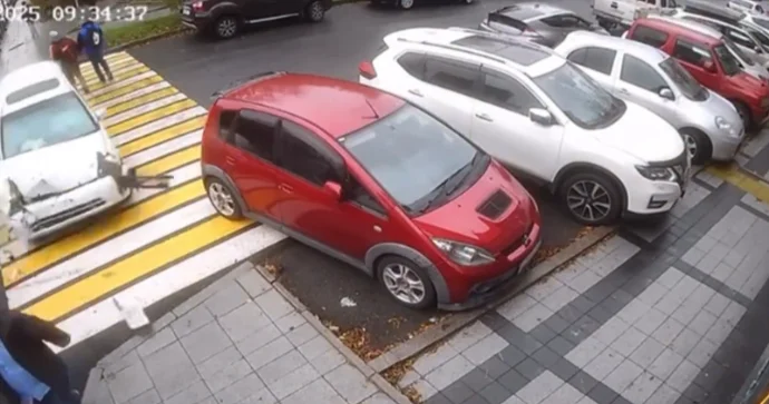 Əyləci sıradan çıxan “Honda” 6 avtomobilə çırpıldı; qadın sürücü maşından yıxıldı VİDEO