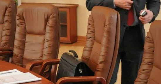 Həbslər çıxış yolu olmayacaq: İcra başçıları rayonları ata babalarının mülkü sayırlar