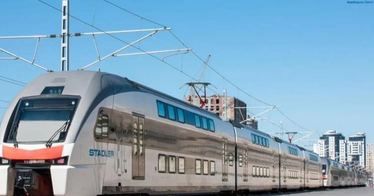 Zabratda qatar hərəkətdə olarkən daş atılıb