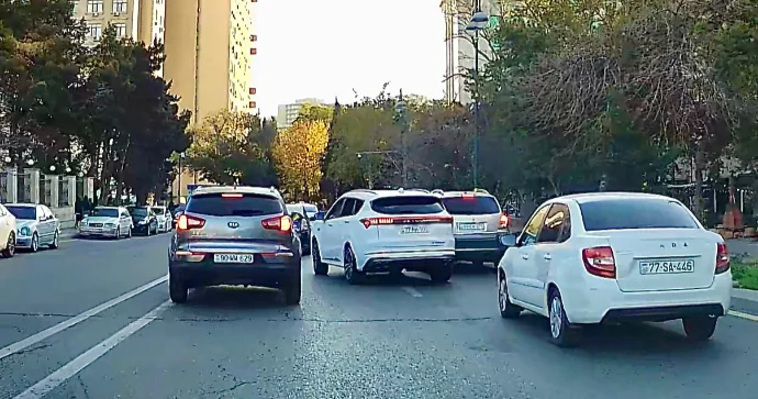 Dəfələrlə zolaq dəyişən sürücü qəzanın bir addımlığından döndü VİDEO