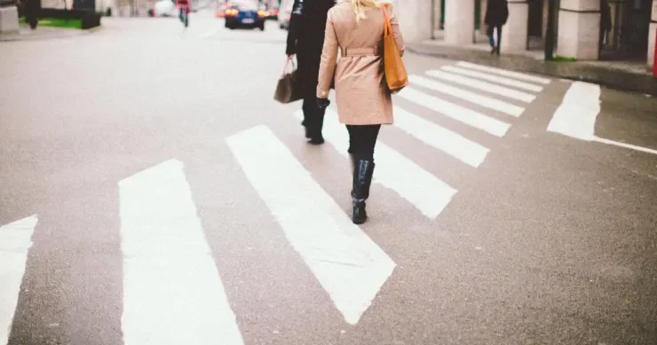 Piyadalar üçün YENİ QAYDA: Səkidə sürətli yeriyənlər cərimələnəcək