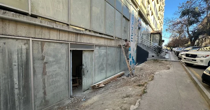 В Насиминском районе Баку демонтирована незаконно возведенная лестница на тротуаре