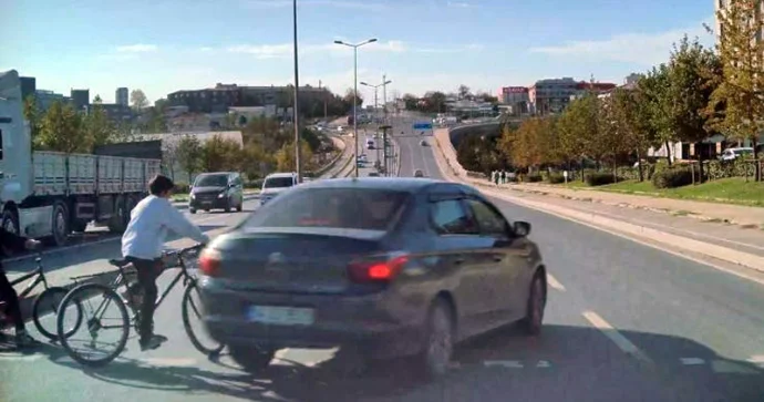 Məktəblilər qırmızıdan keçən “Renault”la toqquşmaqdan son anda xilas oldular VİDEO