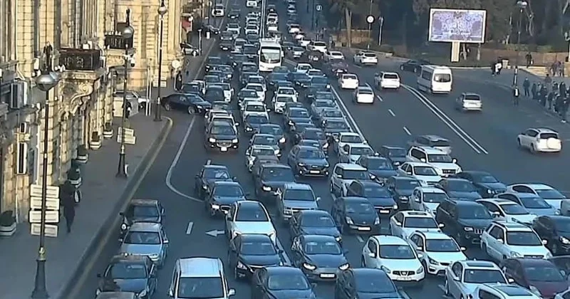 Paytaxtın bir çox yollarında nəqliyyatın sıxlığı yaranıb SİYAHI