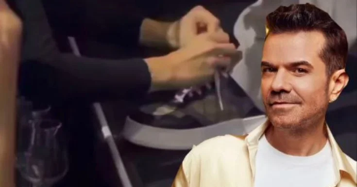 Səhnədə tamaşaçı ayaqqabısını bağladı, müzakirə yarandı