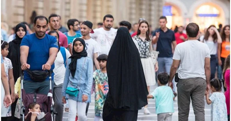 Azərbaycana gələn əcnəbi turistlərin 36 faizi öz evində gecələyib Ölkələr üzrə siyahı