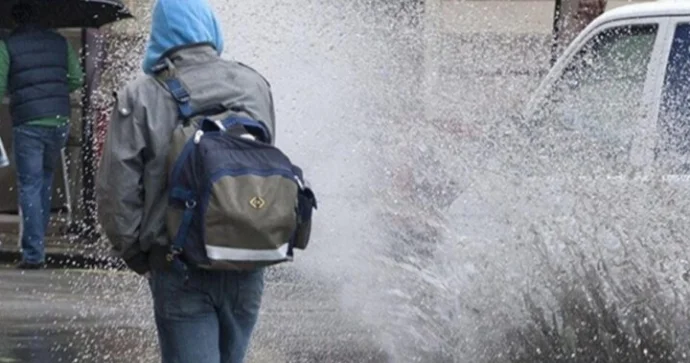 Yoldakı suyu piyadanın üstünə sıçradan sürücülər CƏRİMƏLƏNƏCƏK VİDEO