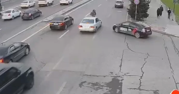 Özünü maşının altına atan piyadaların görüntüləri üzə çıxdı VİDEO